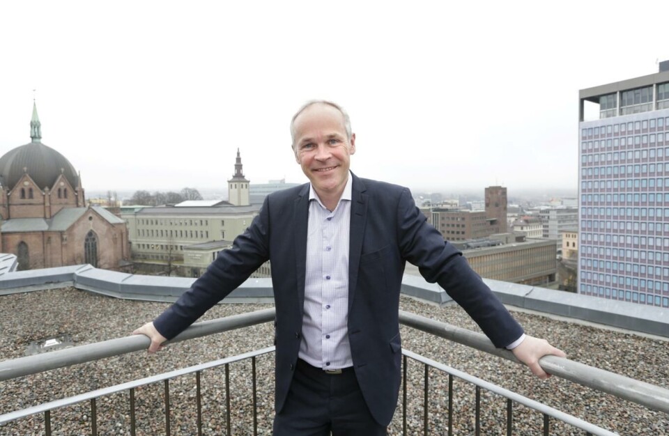 Kommunal- og moderniseringsminister Jan Tore Sanner truer de små kommunene som ikke vil slå seg sammen med mindre tilskudd.