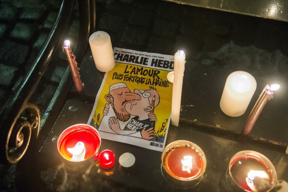 Folk er samlet til en markering utenfor Stortinget i Oslo, etter at 12 personer tidligere på dagen ble skutt og drept under et angrep på lokalene til satiremagasinet Charlie Hebdo i Paris.