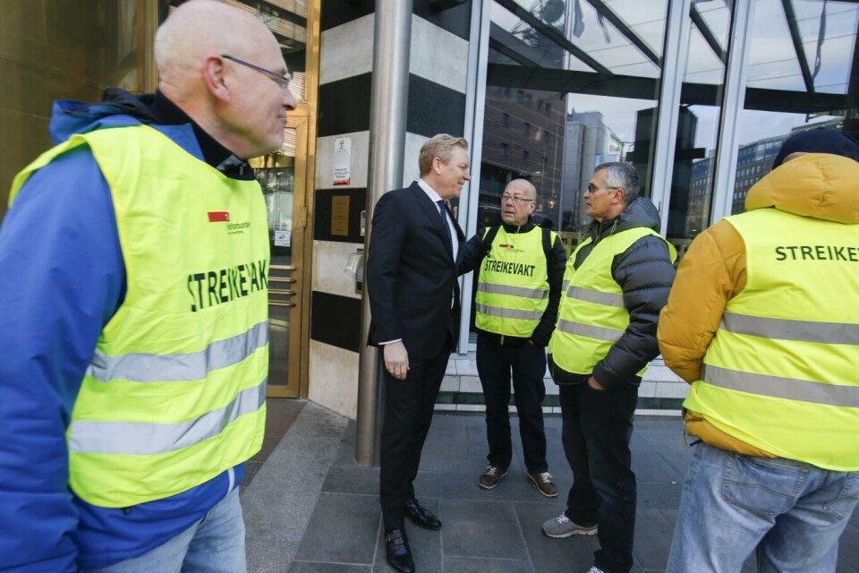 Streikevakter utenfor Raddison Blu Plaza hotel i Oslo søndag kveld. Her snakker de med hotel-direktør Tarje Hellebust.