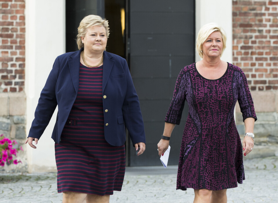 Statsminister Erna Solberg (t.v.) og finansminister Siv Jensen under pressekonferanse i forbindelse med regjeringens budsjettkonferanse, utenfor Statsministerens kontor tirsdag.