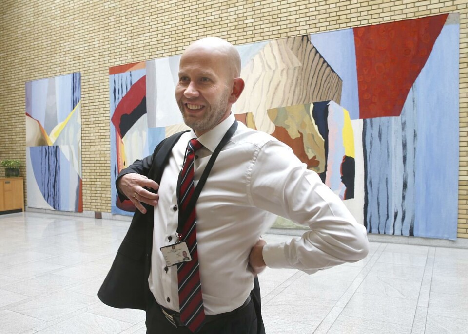 Olje- og energiminister Tord Lien (Frp) smilende i Stortingets vandrehall.
