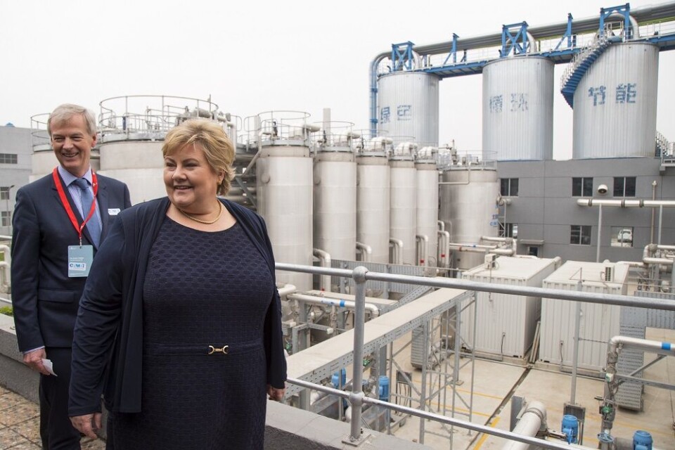 Erna Solberg (H) og administrerende direktør i Cambi, Per Lillebø, under et besøk til det norske selskapets avløpsrenseanlegget i Beijing. Biogassanlegget tar i bruk avansert norsk teknologi og renser kloakk og slam for millioner av Beijing-innbyggere.