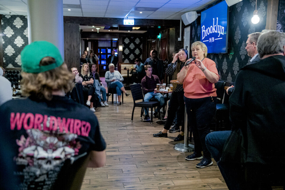 Statsminister Erna Solberg (H) på studentkveld på utestedet Brooklyn i Ålesund før valget i fjor. Hun og partiet får liten oppslutning i partibarometeret blant studenter.