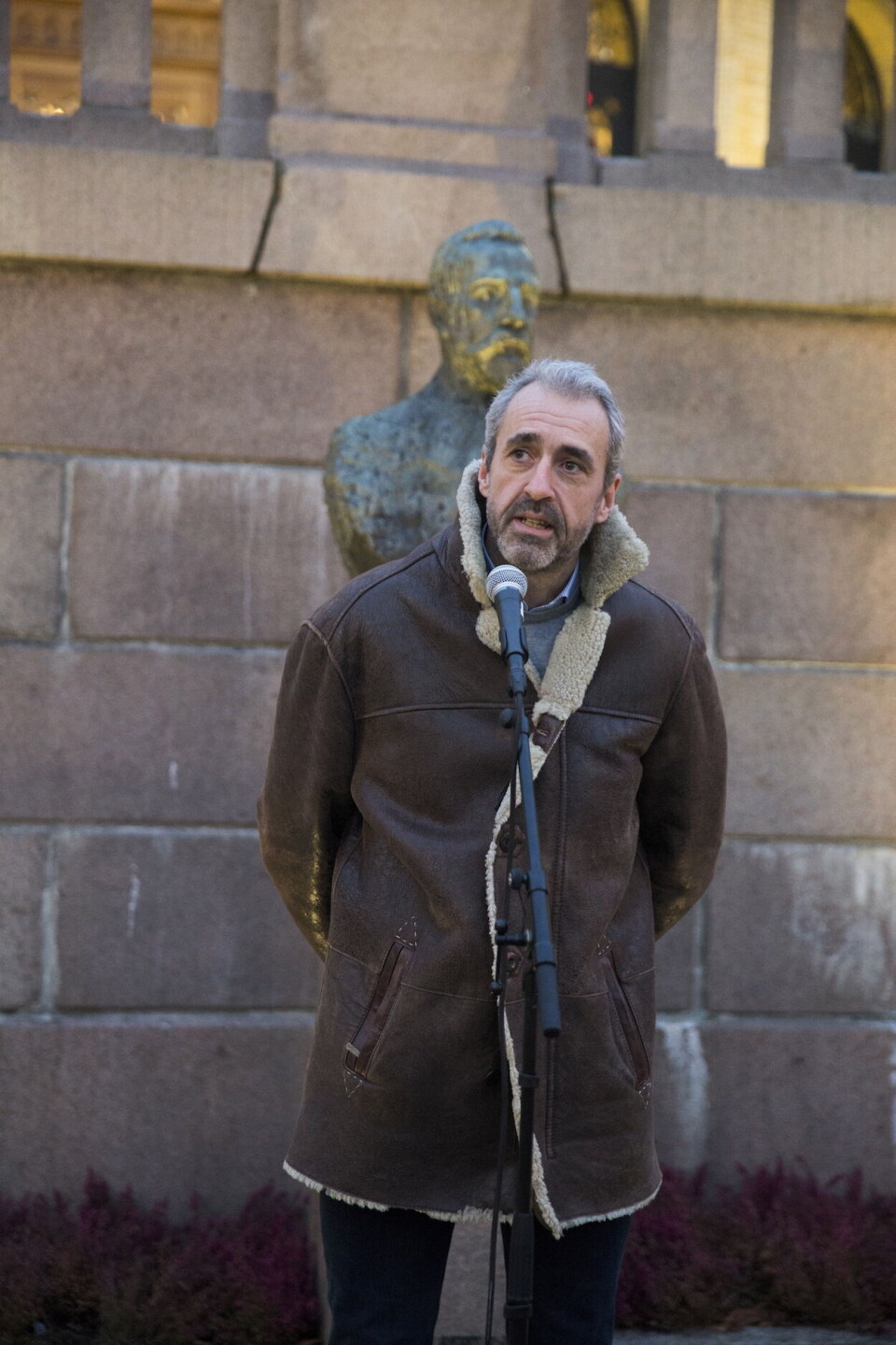 Hvor er det politiske motet? spør Bedriftsforbundets Olaf Thommessen. Han mener politikerne ikke våger å gjøre helt nødvendige endringer i sykelønnsordningen.