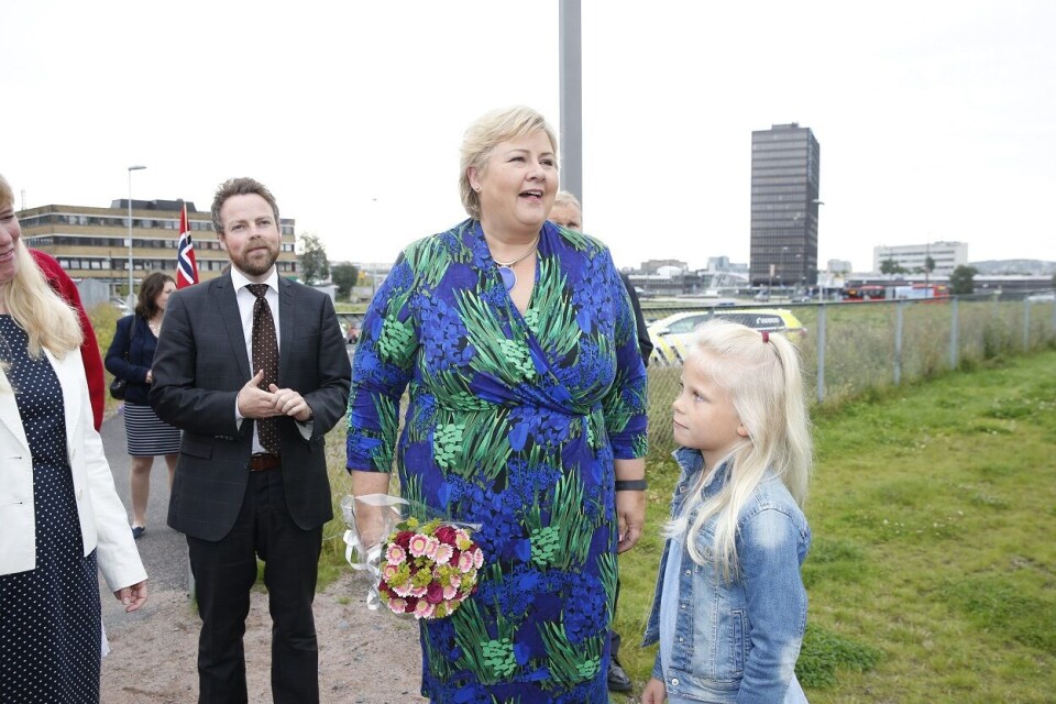 Kunnskapsminister Torbjørn Røe Isaksen (t.v.) vil ikke tilbake til «et lekeår» for landets seksåringer, slik KrF ønsker. Her sammen med statsminister Erna Solberg (H) på Løren skole i Oslo, hvor de to hilste på skolestarterne.