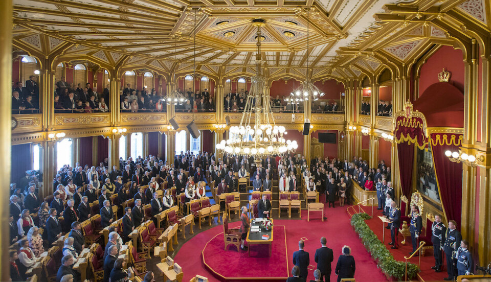 FRA FEST TIL KAMP: I går var det fest, med Kongens høytidelige åpning av Stortinget. Men i dag starter den politiske kampen. Opposisjonen har varslet rekordmange forslag mot regjeringens politikk allerede under Trontaledebatten.