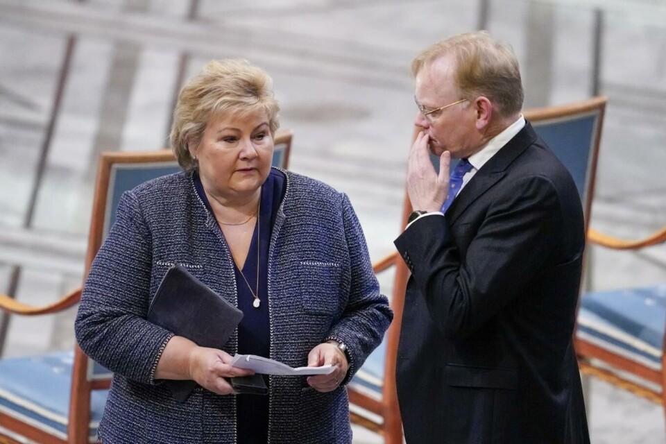 Høyre-leder Erna Solberg og ektemannen Sindre Finnes før utdelingen av Nobels fredspris for 2022 i Oslo rådhus.