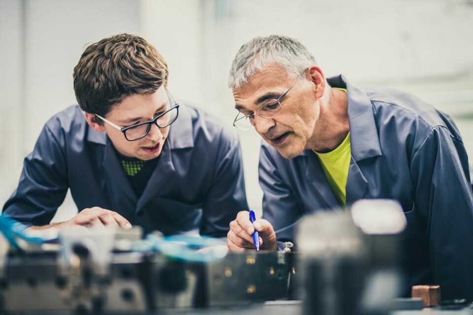 Er det aldersdiskriminering å utelate de unge søkerne når man vil ha en senior eller utelate seniorene når man vil ha en yngre kollega, spør Vigdis Lamberg. Foto: vm | iStock Photos