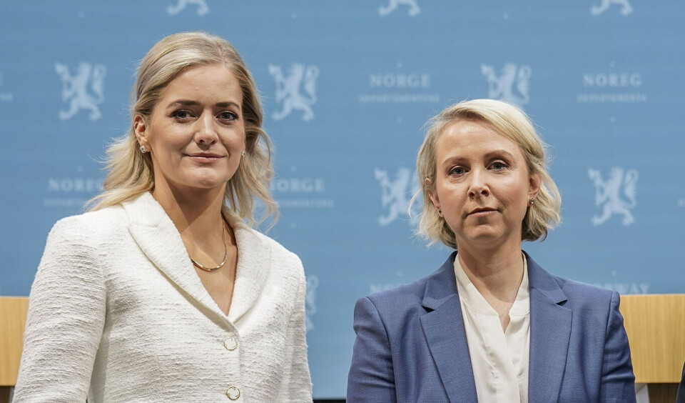 Direktør Sofie Nystrøm (t.h.) i Nasjonal sikkerhetsmyndighet (NSM) går av. Justisminister Emilie Enger Mehl beskirver NSMs ulovlig lån som en alvorlig sak. Bildet er tatt da Nystrøm overleverte NSMs sikkerhetsfaglige råd.