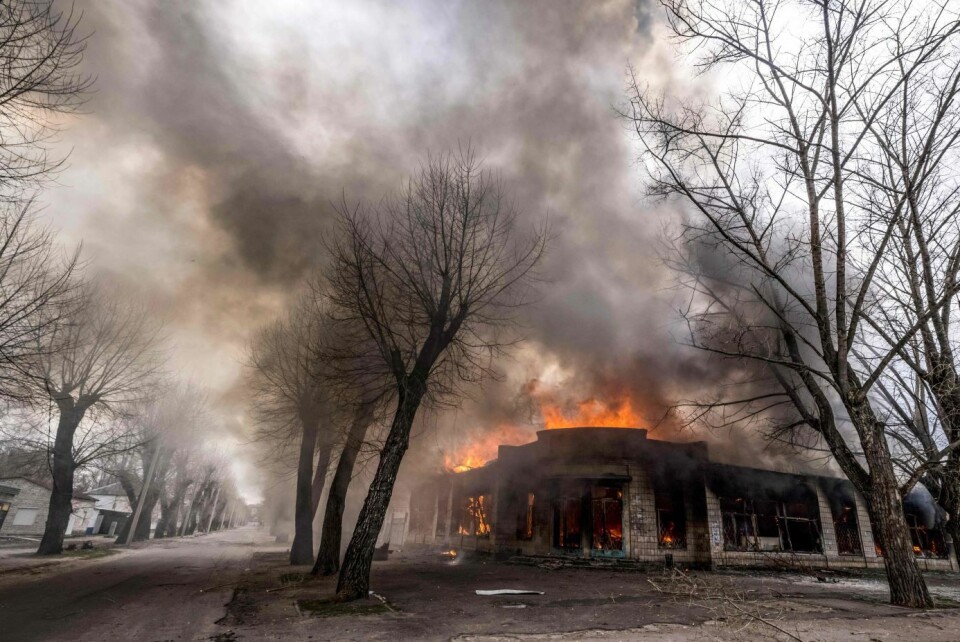 Jeg tror på at alle som kjemper, dypest sett ønsker fred for seg og sine, men kanskje krever det enda flere proteiner til hjernen å forstå implikasjonene av dette, skriver Lars Esholdt. Bildet viser et bombet hus i Donbass i Ukraina. Foto: Fadel Senna | AFP