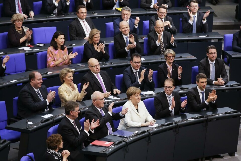 Statsminister Angela Merkel mottar applaus onsdag etter at hun ble valgt til å lede sin fjerde regjering.