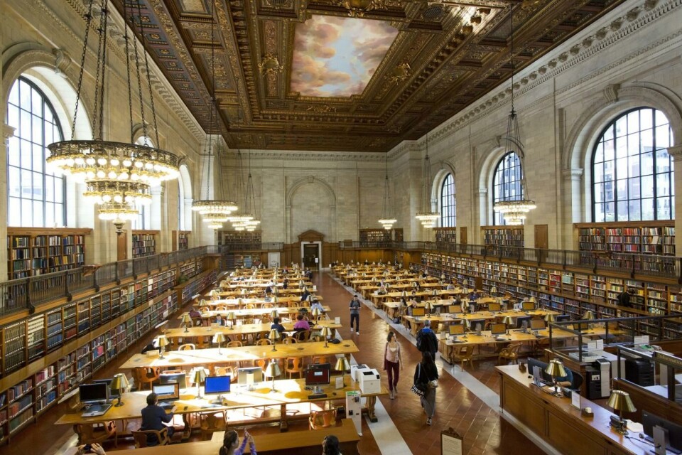 Foto DRØMMEROMMET: Her, i hovedlesesalen i ærverdige New York Public Library liker, blant mange andre, Frank Chimero seg godt. Her er du en person, ikke en kunde, mener han. (Foto: AP Photo/Mark Lennihan)