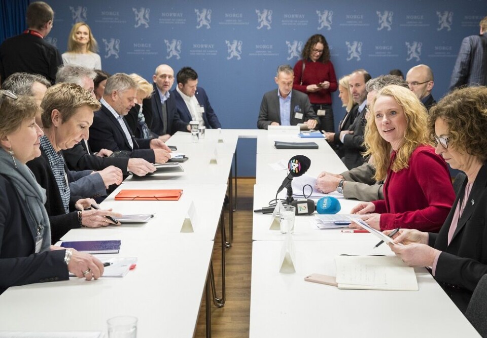 Arbeids- og sosialminister Anniken Hauglie (H) leder forhandlingene om ny offentlig tjenestepensjon. Fra v. Mette Nord (Fagforbundet) og Peggy Hessen Følsvik LO.