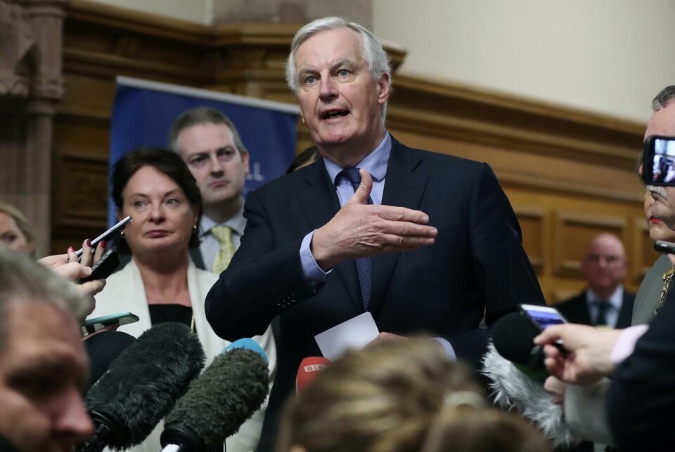 EUs sjefsforhandler for Brexit Michel Barnier, møter media på grensen mellom Nord-Irland og Irland.