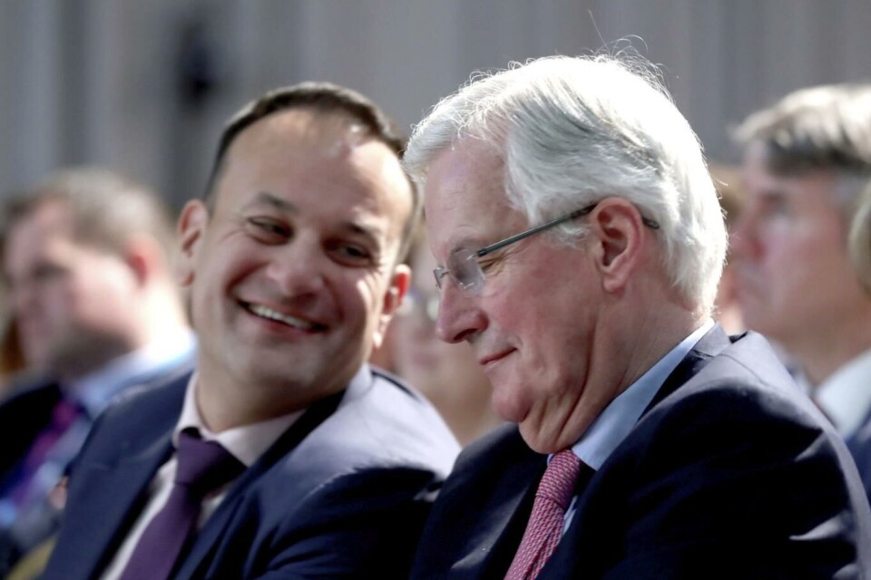 Foto Michel Barnier (til høyre), hygger seg sammen med Irlands statsminister Leo Varadkar, I den irske grensebyen Dundalk. Varadkar og veldig mange andre irer setter nå sin lit til Barnier, da de frykter at Brexit vil treffe den irske øya særlig hardt. (Foto: Niall Carson/PA via AP)