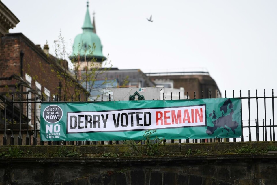 Foto I Londonderry I Nord Irland er man tydelig på hva de mener om Brexit. (Foto: REUTERS/Clodagh Kilcoyne)