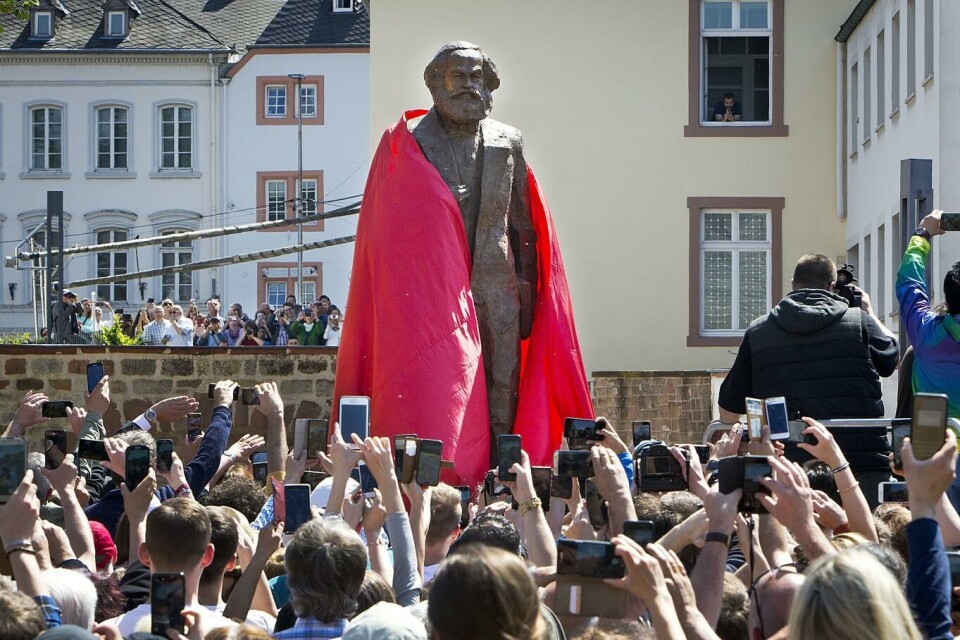 Gave fra Kina: Det var stor stas – men også høylytte protester – i Karl Marx' tyske fødeby Trier da en stor statue av Marx ble avduket i forbindelse med den revolusjonære tenkerens 200 års fødselsdag 5. mai. Statuen er en gave fra Kina, og er laget av den kinesiske kunstneren Wu Weishan.