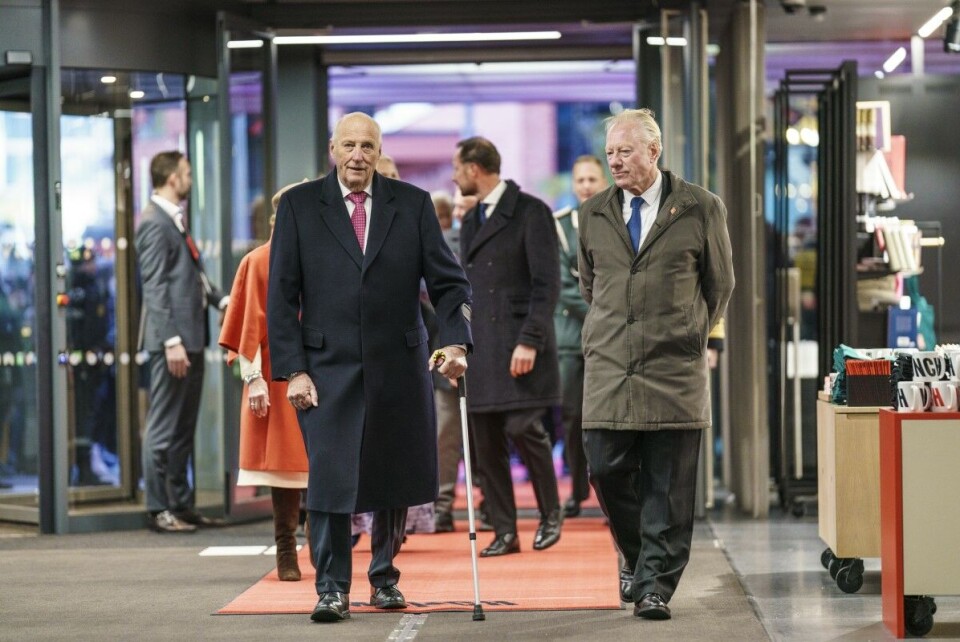 Kong Harald og Munchmuseets direktør Stein Olav Henrichsen under åpningen nye Munch i Oslo- gående, ikke i el-bil