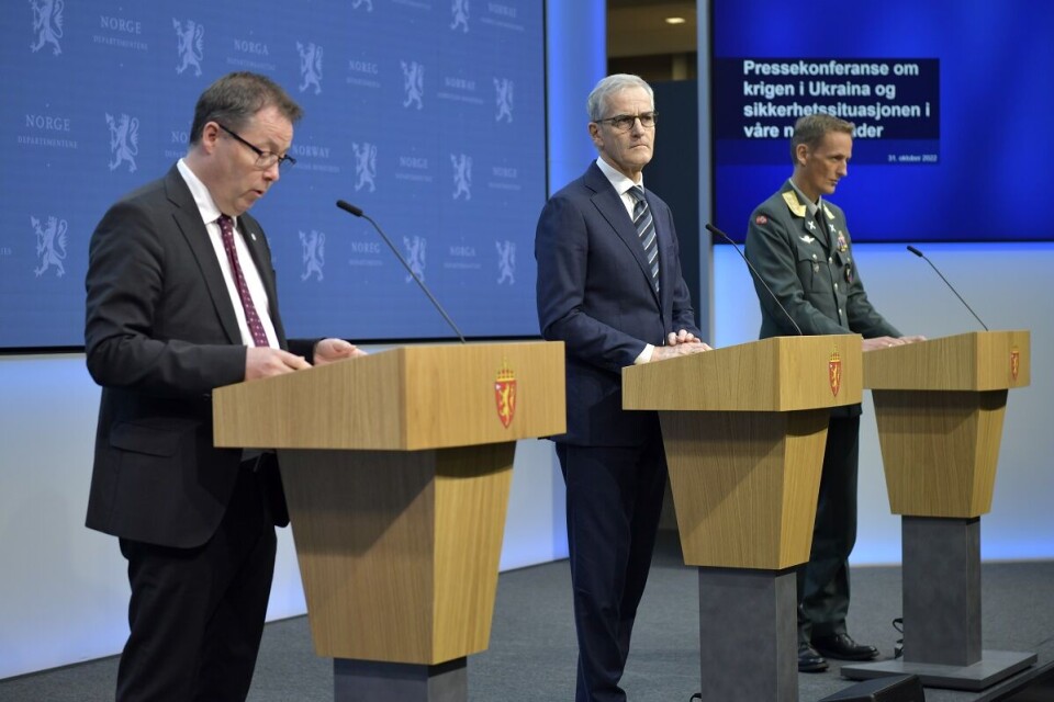 Forsvarsminister Bjørn Arild Gram (SP), statsminister Jonas Gahr Støre (Ap) og forsvarssjef Eirik Kristoffersen (fra venstre) holder pressekonferanse i Marmorhallen om krigen i Ukraina og sikkerhetssituasjonen i Norges nærområde. Foto: Rodrigo Freitas / NTB