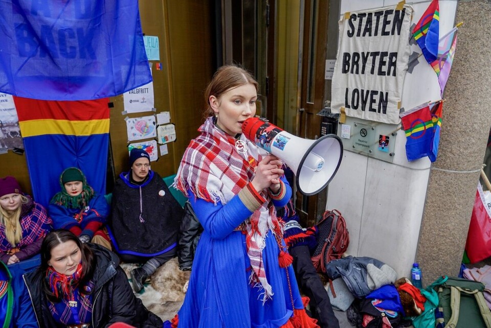 Ella Marie Hætta Isaksen og fosenaktivistene fremsetter sine krav. Foto: Terje Bendiksby / NTB